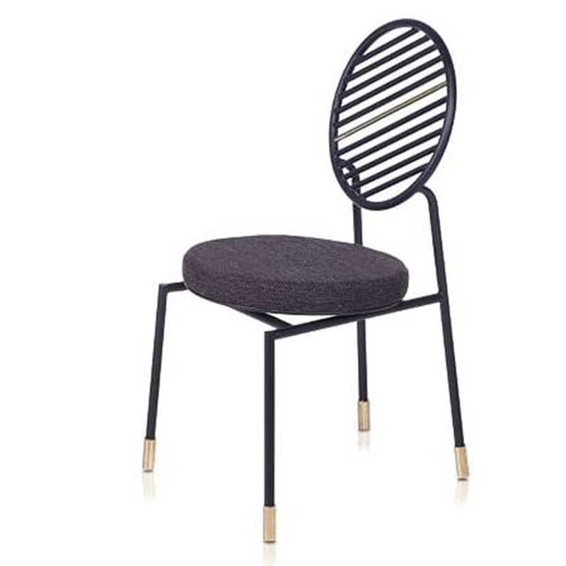 cadeira haus em aço estrutura cor preto fosco assento estofado 84cm de altura