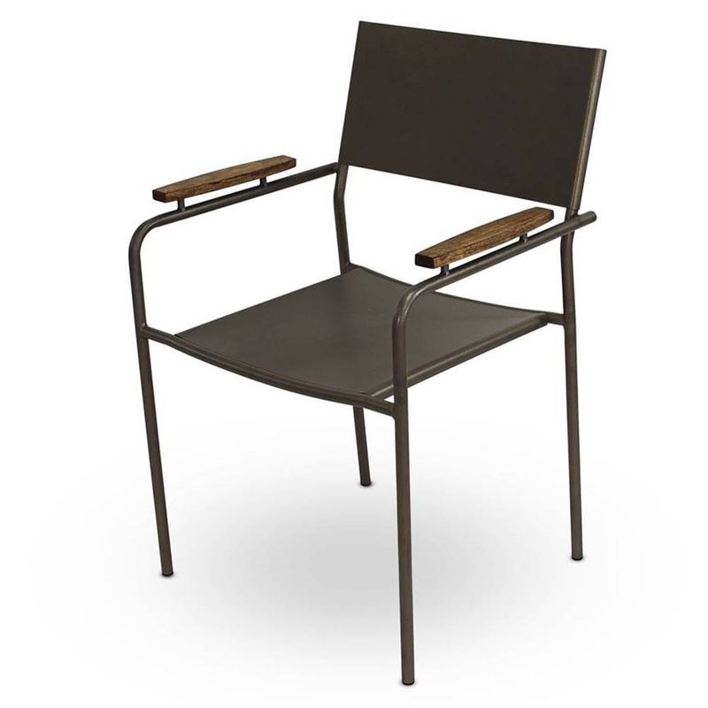 cadeira caraiva em aço com apoio para o braço em madeira cor estanho
