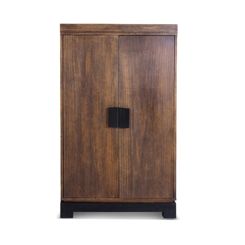 Um armario rustic brown na base madeira , com duas portas.