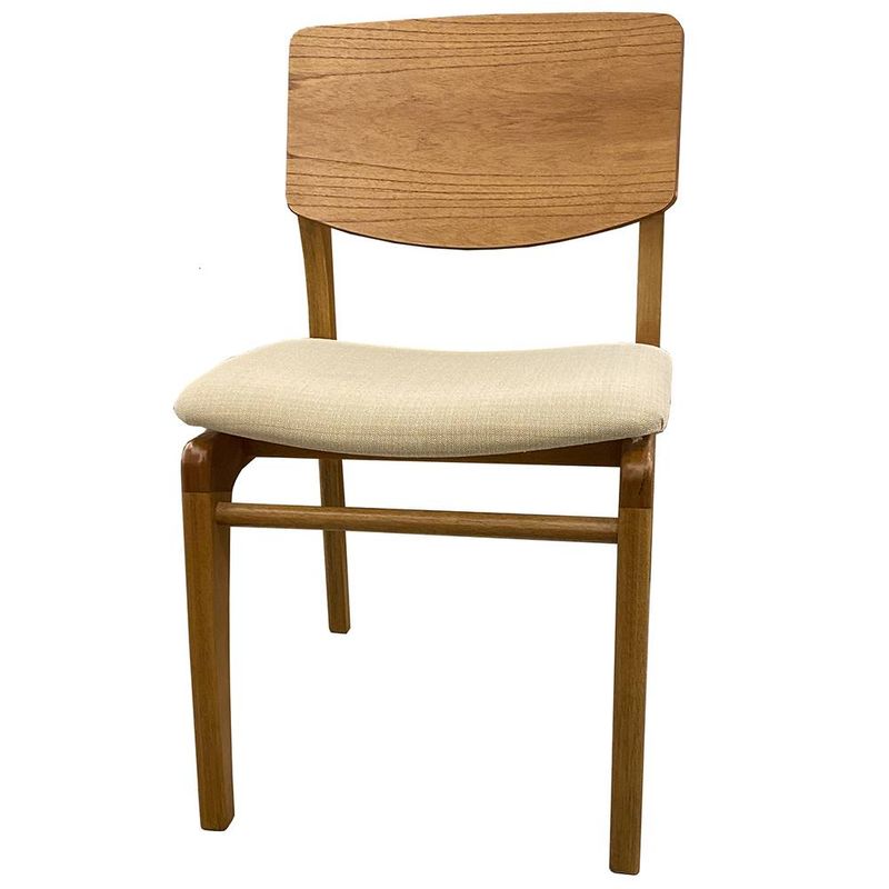 foto de frente da cadeira marselha madeira maciça na cor cinamomo claro assento com tecido linho na cor  rustico