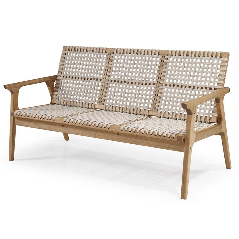 sofá de 3 lugares trama com  estrutura em madeira acabamento stain jatobá assento e encosto em corsa trançada na cor areia  155cm de largura